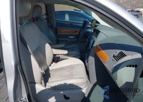 2008 Chrysler Town & Country Limited z USA, uszkodzony, nr VIN 2A8HR64X88R115717